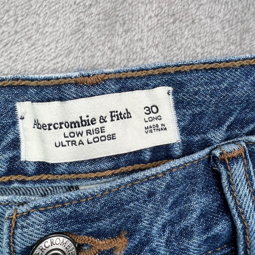 Abercrombie & Fitch Low Rise Ultra Loose Jeans Women 30 Long Medium Wash Raw Hem - Picture 12 of 14